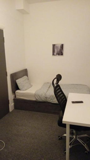 Single Room with Private Bath Free Street Parking Near LFC